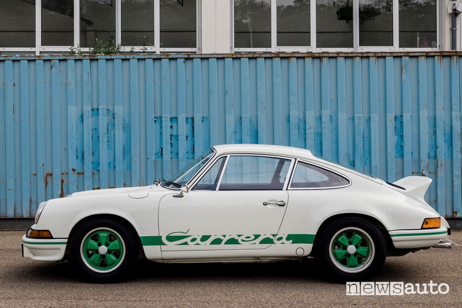 Vista laterale Porsche 911 Carrera RS 2.7 nella versione sportiva