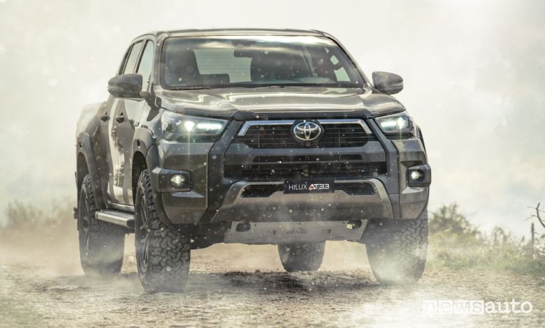 Vista frontale Toyota Hilux AT33 Artic Trucks sullo sterrato