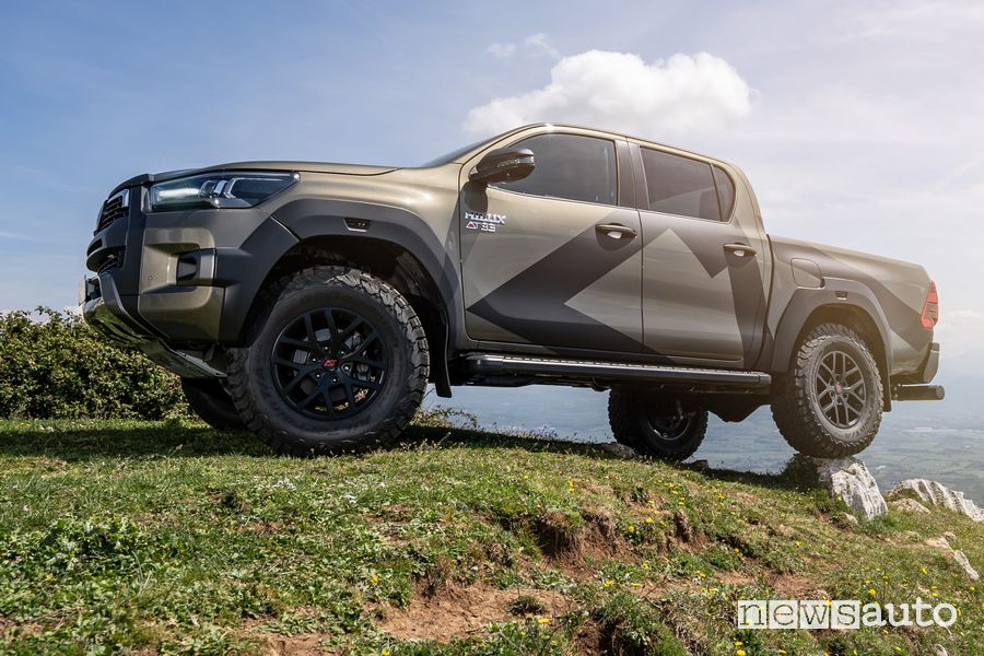 Vista laterale Toyota Hilux AT33 Artic Trucks