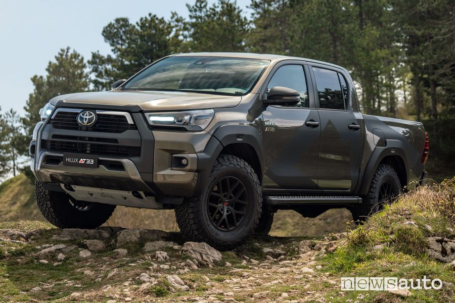 Vista di profilo Toyota Hilux AT33 Artic Trucks