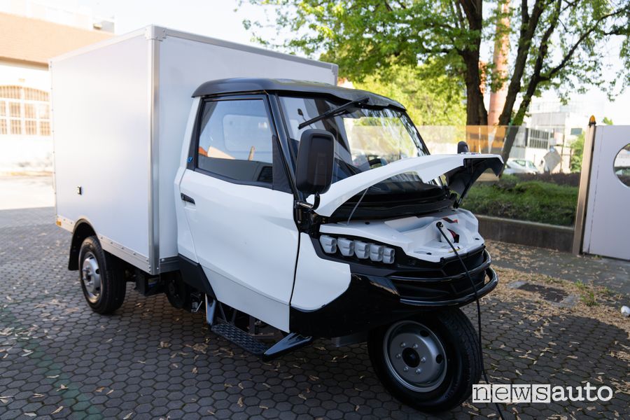 Triciclo elettrico Wuzheng 3MX in ricarica