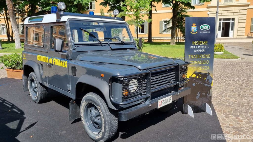 Land Rover Defender storico della Guardia di Finanza