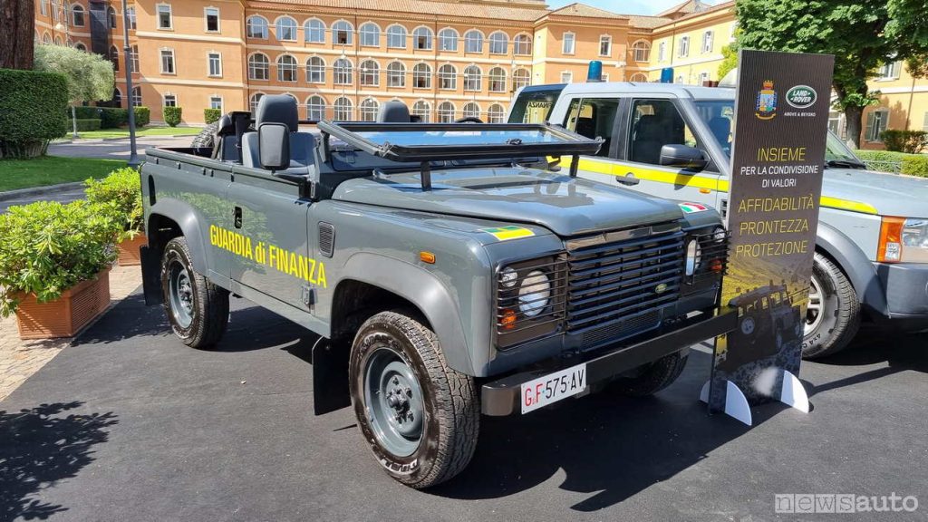 Un vecchio Defender della Guardia di Finanza con 20 anni di servizio