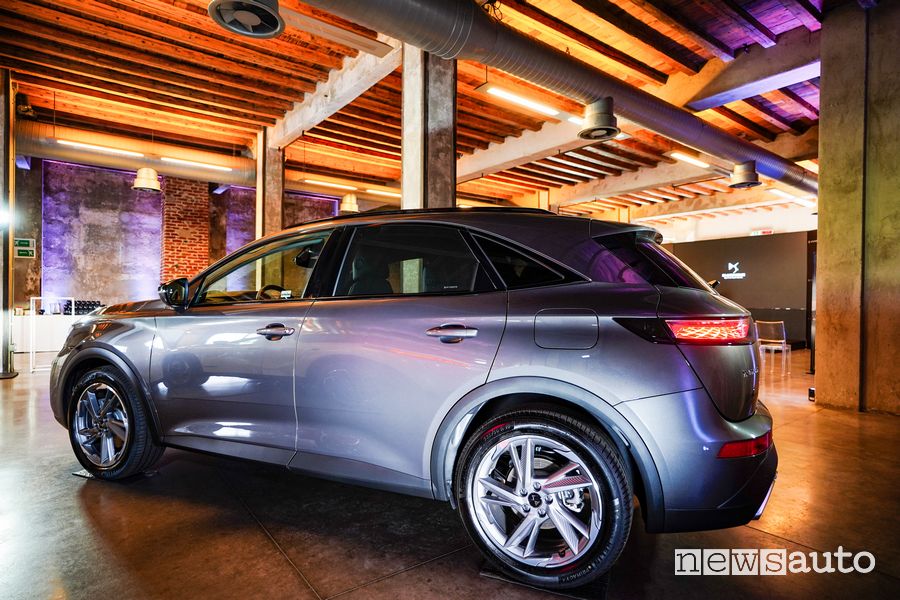 Vista posteriore DS 7 Crossback Ligne Noire