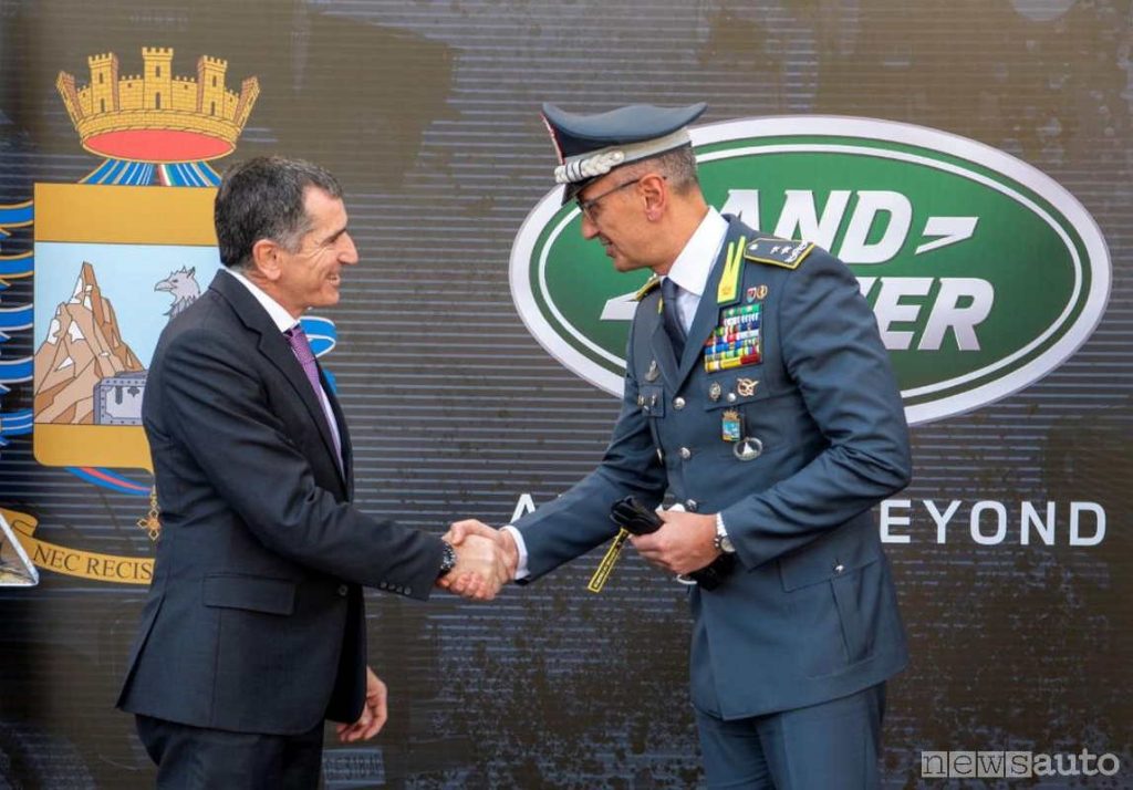 A destra il Generale di Divisione Francesco Greco, Capo di Stato Maggiore della Guardia di Finanza, riceve le chiavi dei nuovi Defender dal CEO di Jaguar Land Rover Italia Marco Santucci.