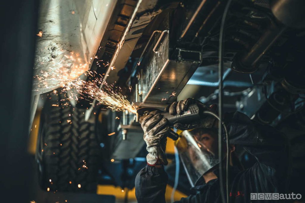 Scintille da un frullino, durante una fase della lavorazione di un mezzo speciale.