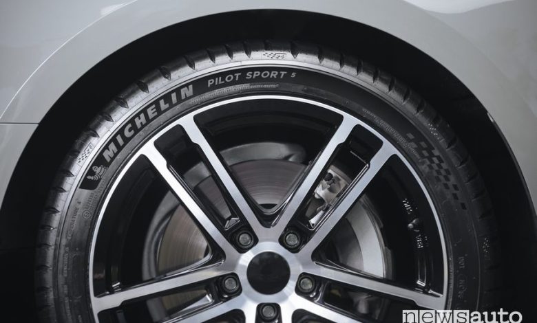 Spalla pneumatico Michelin Pilot Sport 5 dove è riportato l'indice di carico e codice di velocità