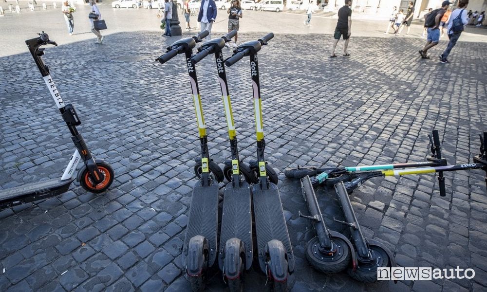 Degrado monopattini a Roma