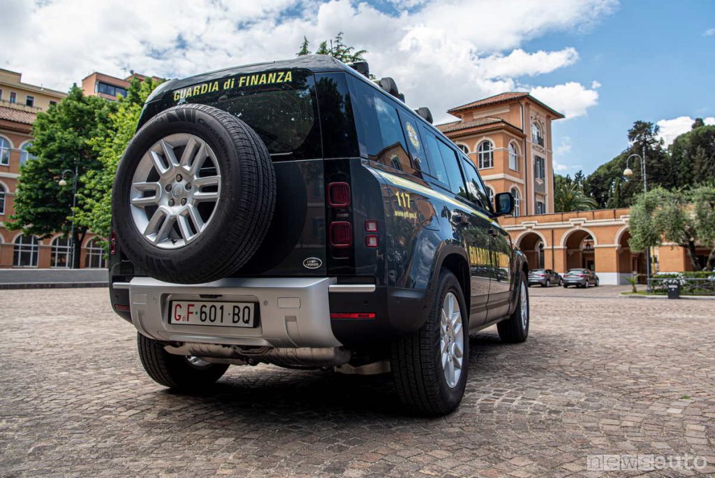 Il posteriore del nuovo Defender allestito per la Guardia di Finanza