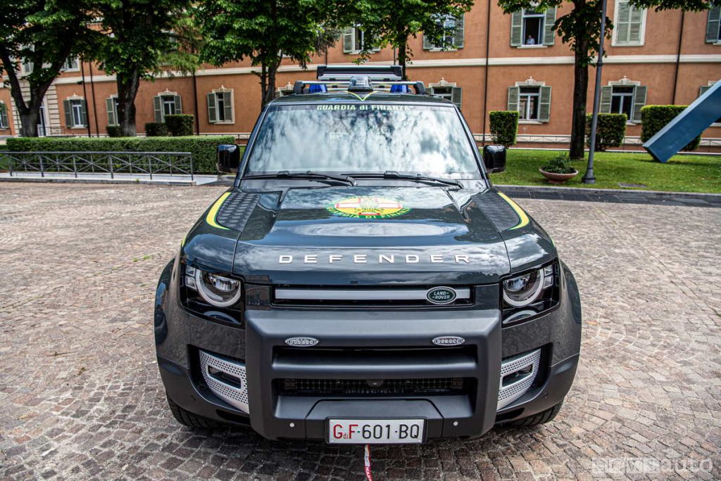 Il frontale aggressivo del nuovo Defender allestito per la Guardia di Finanza