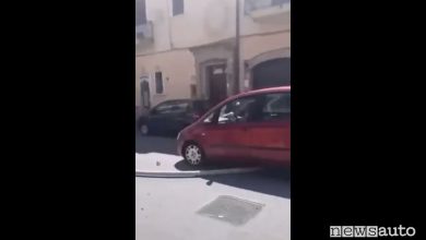 Travolge un passante con l'auto, "Signora, signoraaaa" VIDEO