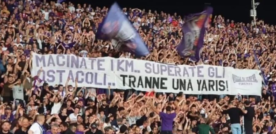 striscione dedicato al tifoso romanista che è caduto con il motorino mentre urlava agli inglesi del Leicester