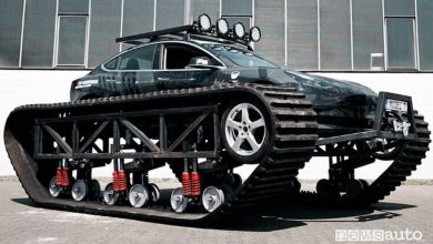 Tesla trasformata in carro armato, il video