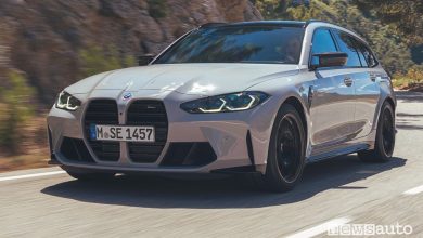 Vista di profilo BMW M3 Touring su strada