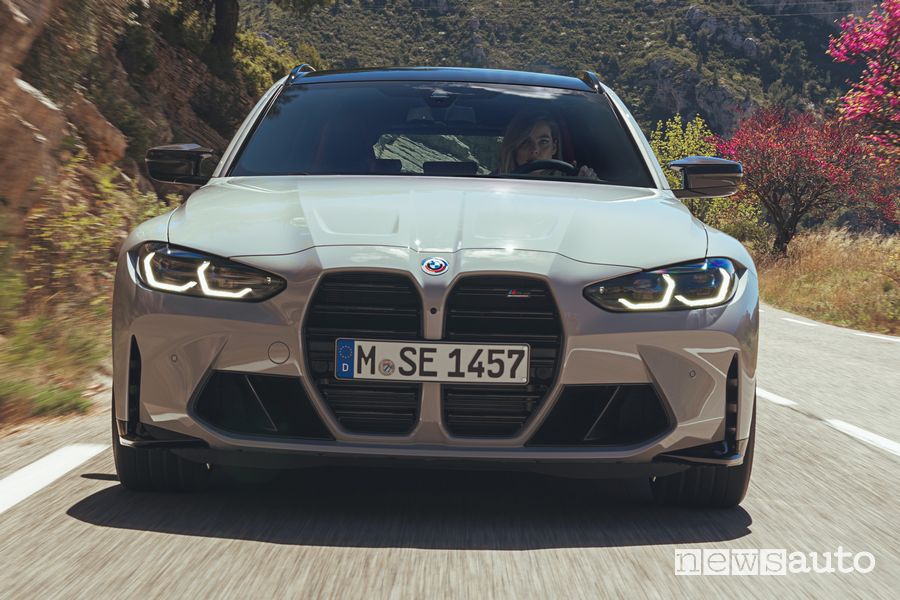 Vista frontale BMW M3 Touring su strada