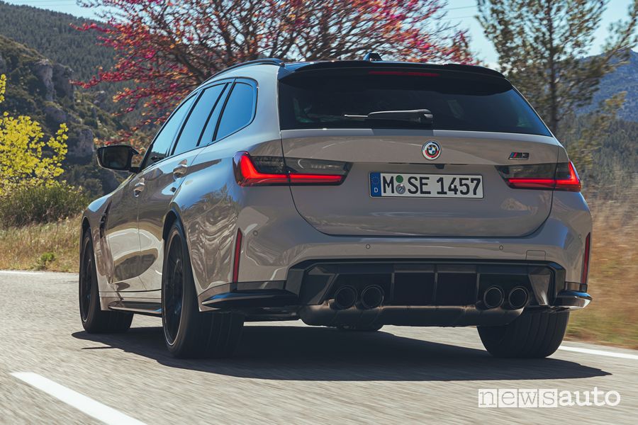 Vista posteriore BMW M3 Touring su strada