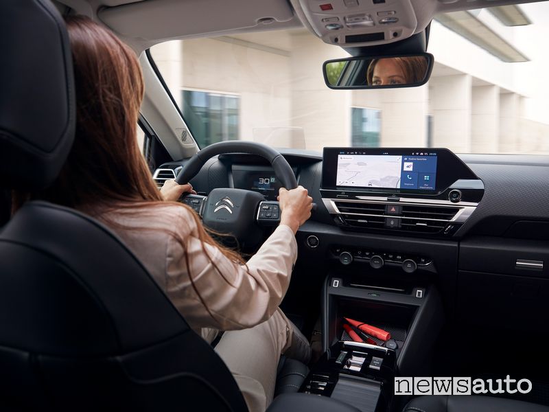 Alla guida della Citroën ë-C4 X elettrica
