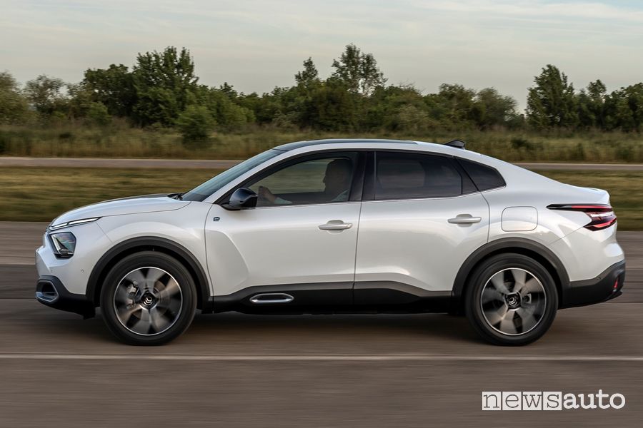 Vista laterale Citroën ë-C4 X elettrica su strada