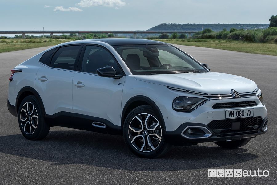 Vista di profilo Citroën ë-C4 X elettrica