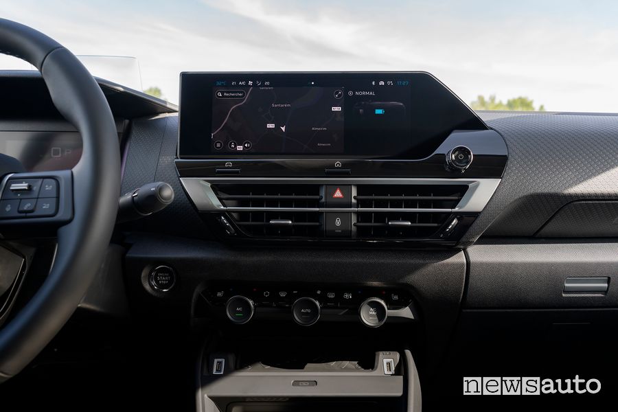 Display infotainment abitacolo Citroën ë-C4 X elettrica