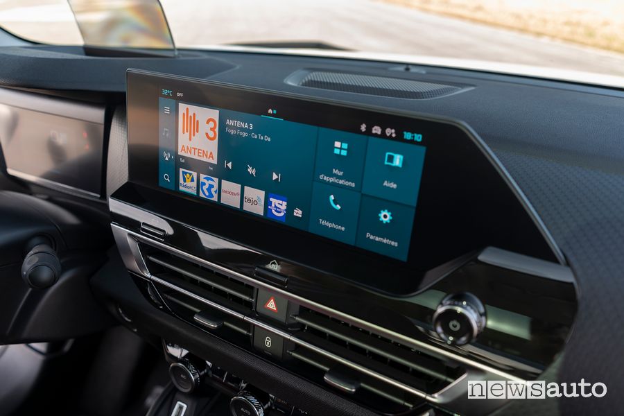 Display infotainment abitacolo Citroën ë-C4 X elettrica