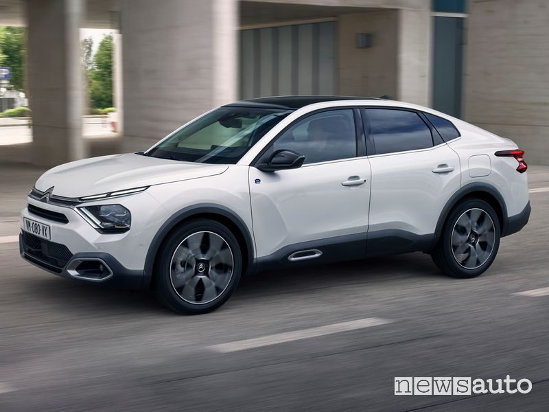 Vista di profilo Citroën ë-C4 X elettrica su strada