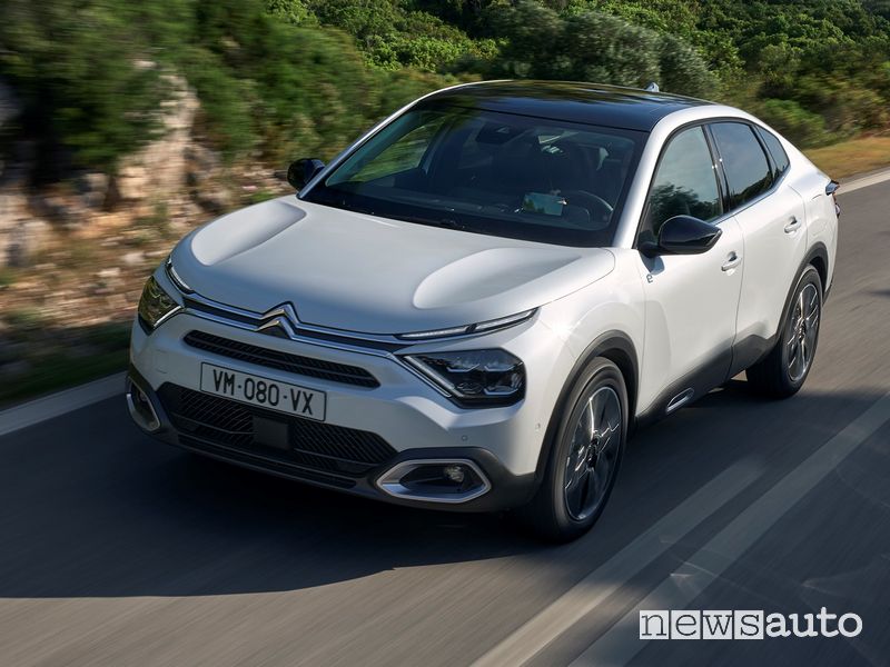 Vista di profilo Citroën ë-C4 X elettrica su strada