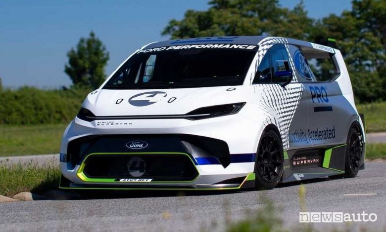 Vista di profilo Ford Transit SuperVan in pista