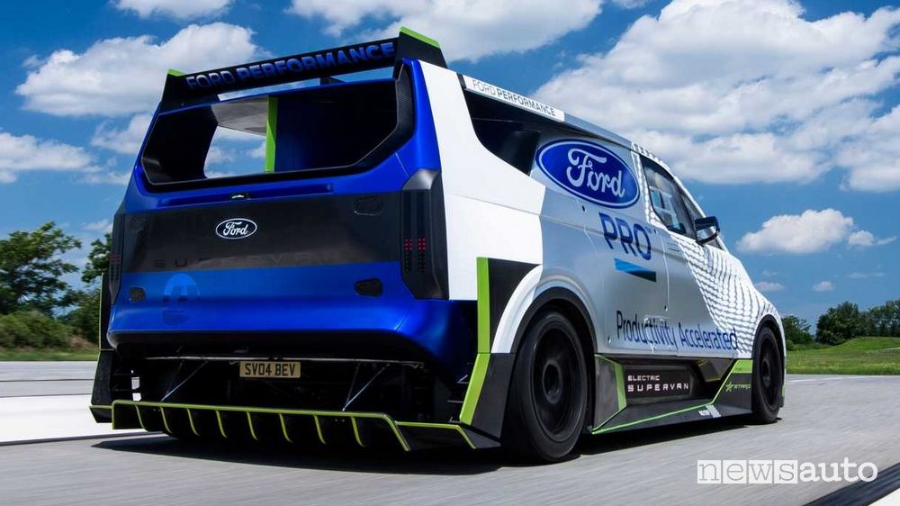 Vista posteriore Ford Transit SuperVan in pista