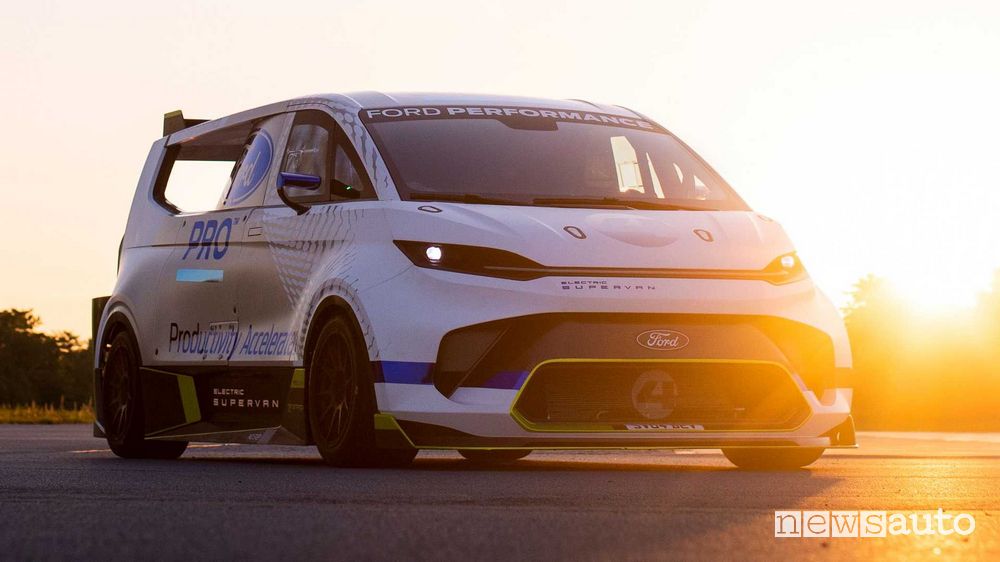 Vista di profilo Ford Transit SuperVan