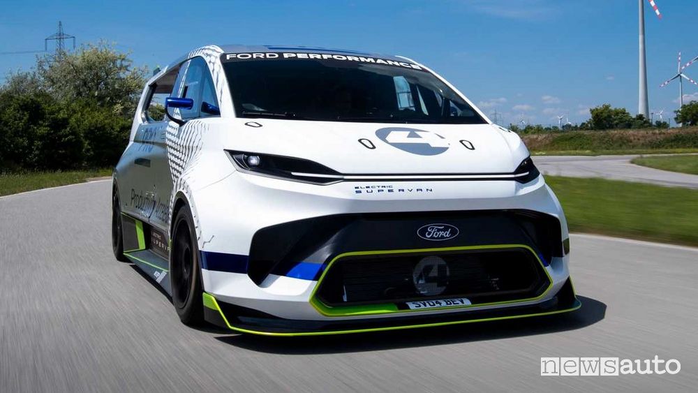 Vista anteriore Ford Transit SuperVan in pista