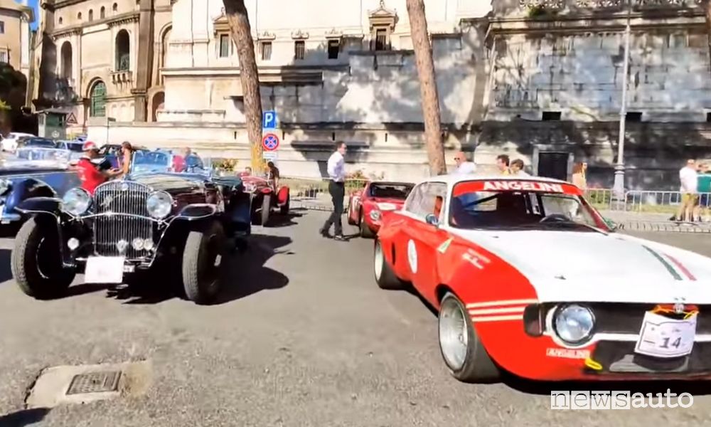 Parata auto storiche a Roma Via dei Fori Imperiali