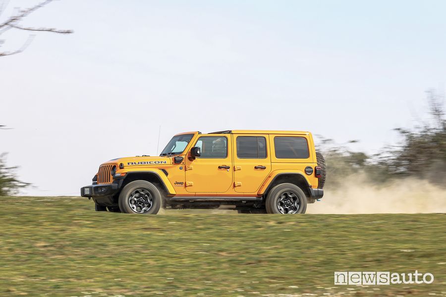 Vista laterale Wrangler JLU Rubicon 4xe in off road