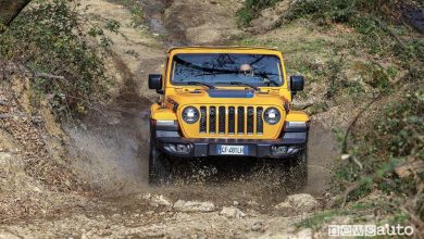 Vista frontale Wrangler JLU Rubicon 4xe in off road