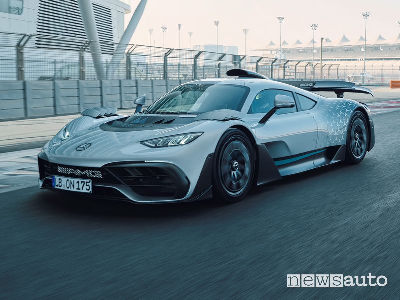 Vista di profilo Mercedes-AMG One in pista