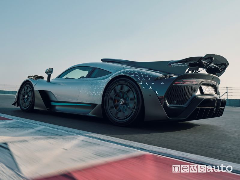 Vista posteriore Mercedes-AMG One in pista
