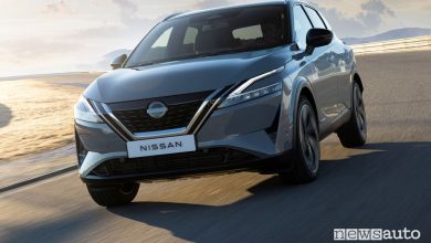 Vista anteriore Nissan Qashqai e-POWER su strada