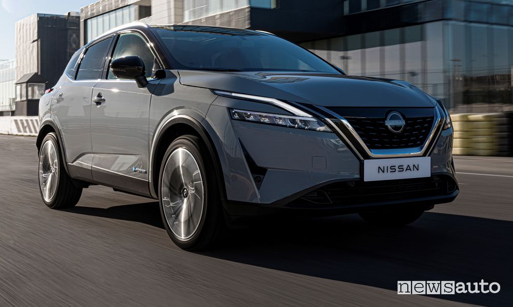 Vista di profilo Nissan Qashqai e-POWER su strada