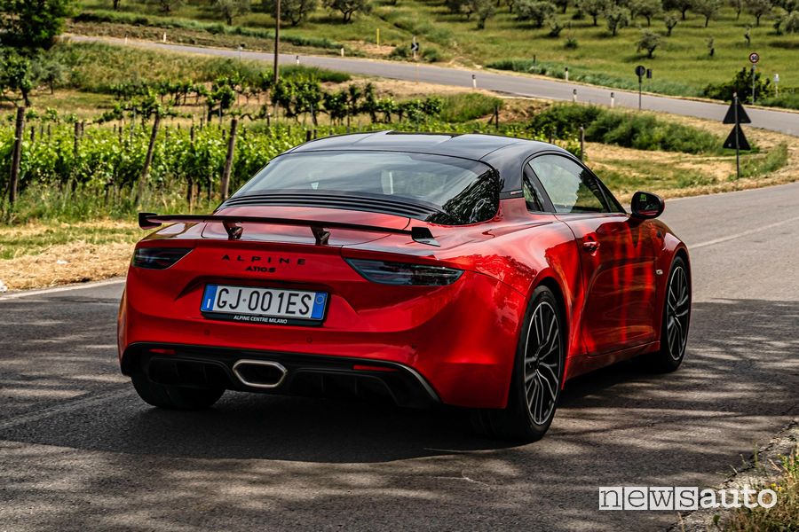 Vista posteriore nuova Alpine A110 S su strada