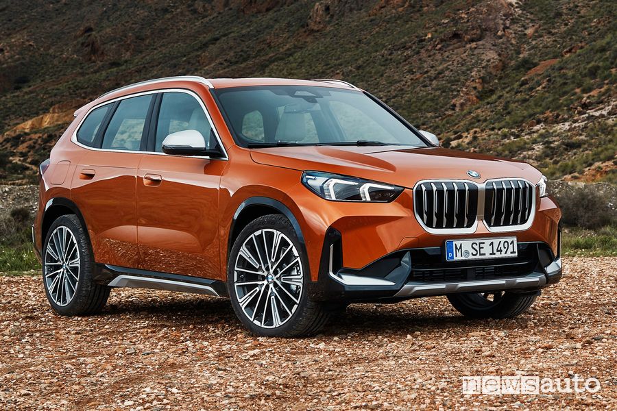 Vista di profilo nuova BMW X1 xDrive23i