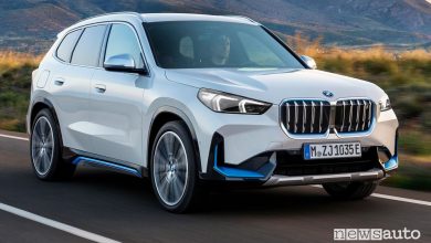 Vista di profilo nuova BMW iX1 xDrive30 elettrica su strada