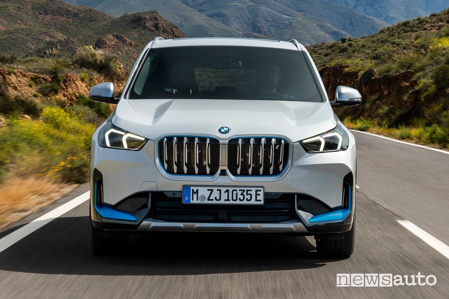 Vista frontale nuova BMW iX1 xDrive30 elettrica su strada