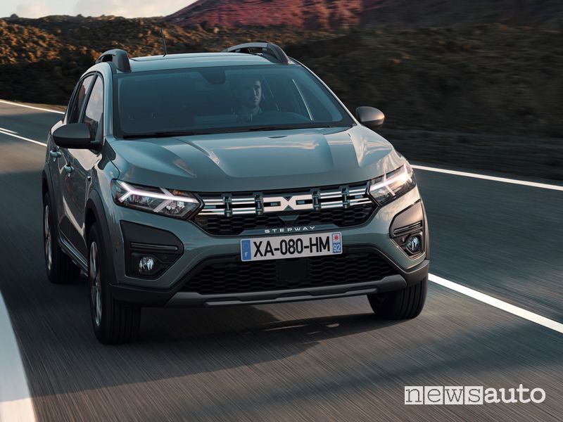 Vista anteriore nuova Dacia Sandero Stepway