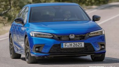 Vista anteriore Honda Civic e:HEV su strada