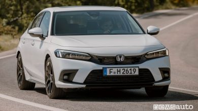 Vista di profilo Honda Civic e:HEV su strada