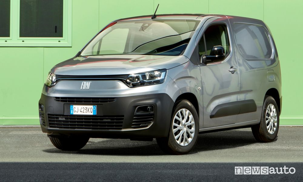 Vista di profilo Fiat E-Doblò van elettrico