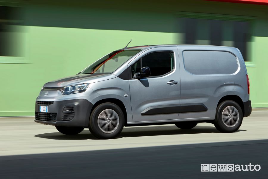 Vista di profilo Fiat E-Doblò van elettrico su strada