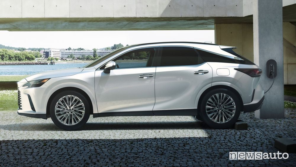 Nuovo Lexus RX ibrido plug-in in ricarica