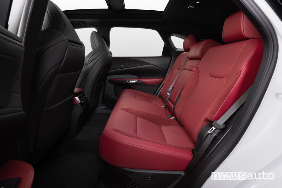 Sedili posteriori abitacolo nuovo Lexus RX 500h F Sport