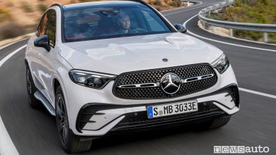 Vista anteriore Mercedes-Benz GLC SUV Plug-in-Hybrid su strada